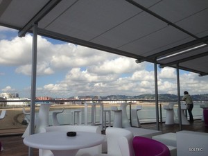 Pergola motorizada con anclaje a suelo