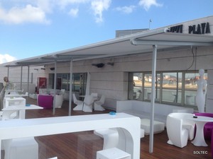 Pergola motorizada con anclaje a suelo