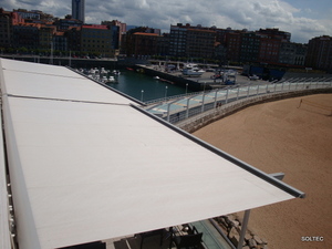 Pergola motorizada con anclaje a suelo