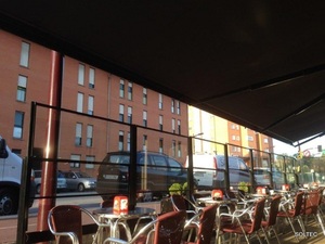 Terraza con mampara. Cafe Alteis