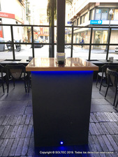 Terraza con jardineras y faldon iluminado