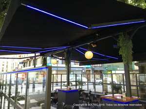 Terraza con jardineras y faldon iluminado