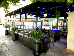 Terraza con jardineras y faldon iluminado