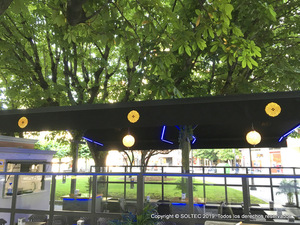 Terraza con jardineras y faldon iluminado