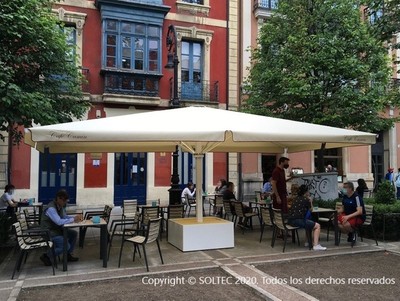 Parasol de grandes dimensiones