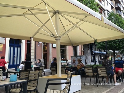 Parasol de grandes dimensiones