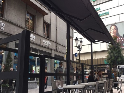Terraza con mampara fija. Cafeteria Casal