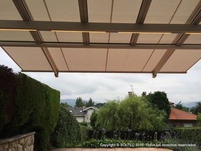 Marquesina vidrio y toldo.- Vivienda unifamiliar