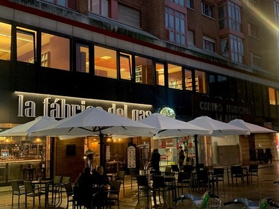 Terraza con Parasol .- La fabrica del gas