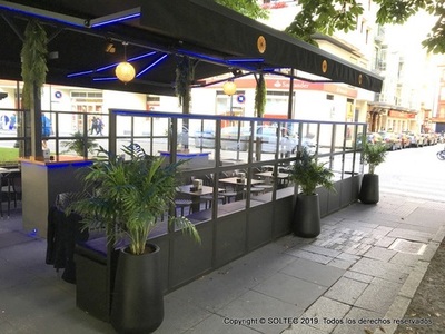 Terraza con faldon iluminado.- El Cafeton