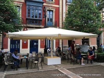 Terraza con Parasol .- Cafe El Camin